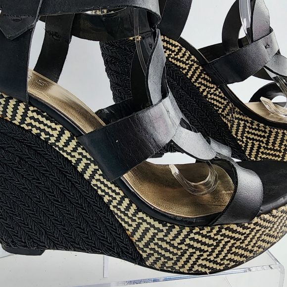 GUESS Dailona Geometric Wedge Sandal | Size 10 - Picture 2 of 8